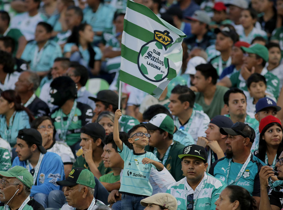 La afición lagunera presionó los 90 minutos del partido, pues esperaban ver más de su equipo. (Saúl González)
