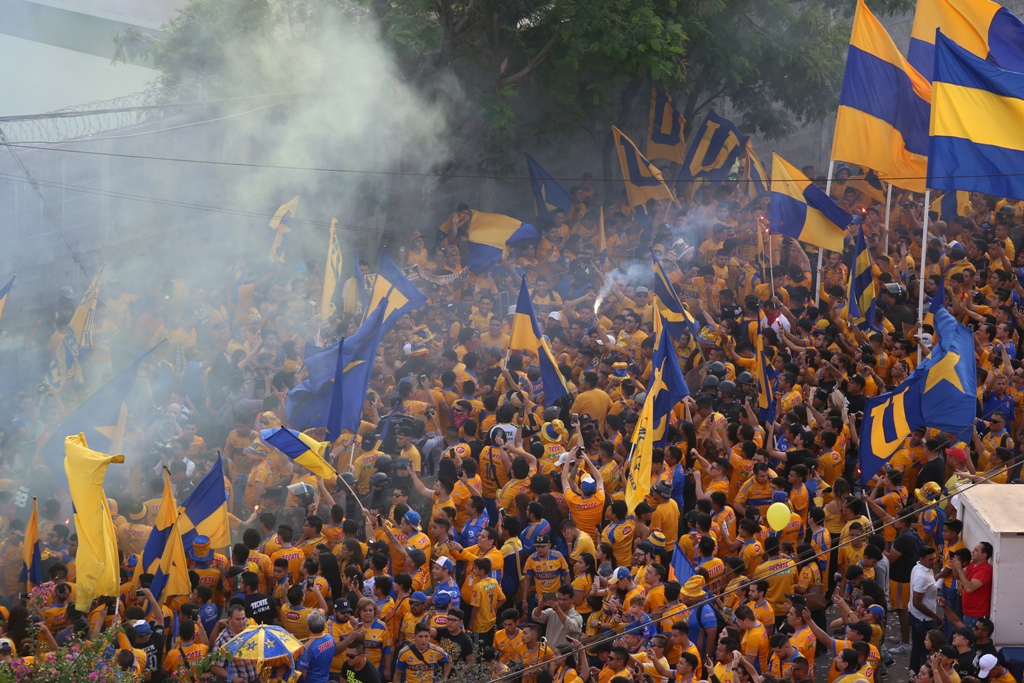 Aficionados de Tigres en el Clásico Regio (Imago7)