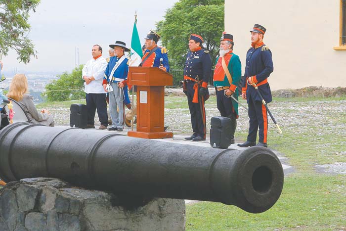 Autoridades y ciudadanos brindaron una ofrenda floral en la explanada de los cañones, en el museo El Obispado.