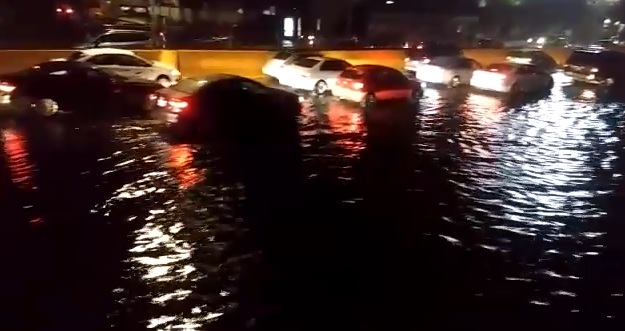 Los carriles centrales del Boulevard Puerto Aéreo están inundados. (Foto: César Velázquez)