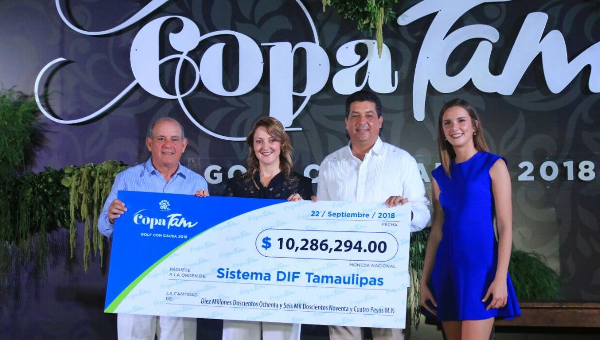 Entrega del cheque con la cantidad recaudada en favor de niños víctimas de la violencia (Vía Twitter)