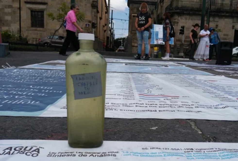 Los manifestantes exhibieron una muestra de lo contaminada que está el agua de los ríos. (Perla Gómez)