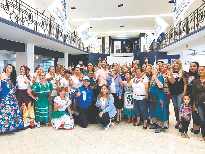 El panista acudió a un evento con mujeres simpatizantes del partido.