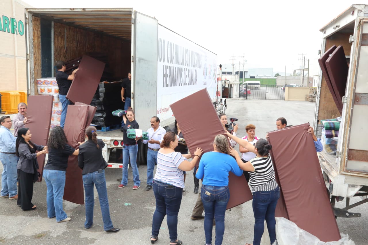 El tráiler lleva material sanitario, comida enlatada y medicinas. (Especial)