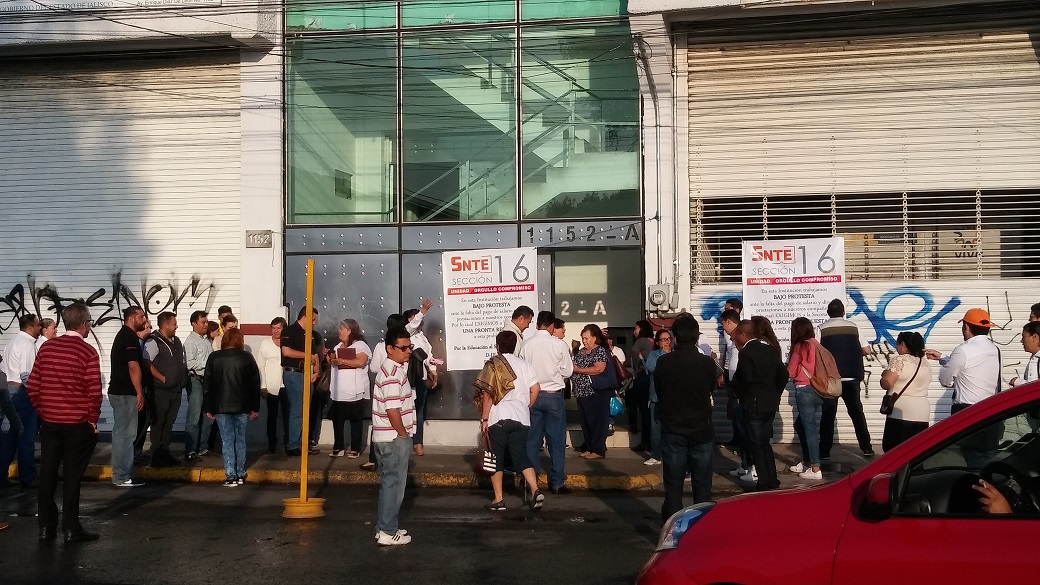 Esta vez los agremiados a la sección 16 del SNTE, tomaron las 18 delegaciones regionales de la Secretaría de Educación en el estado. (Maricarmen Rello