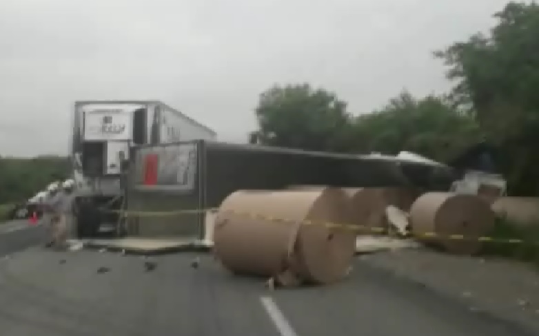 La caja de la unidad de carga se volcó y tiró el material que transportaba.