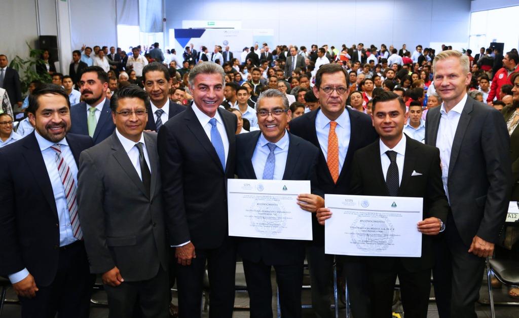 Entrega de reconocimientos por la revalidación del tercer nivel de “Empresa Segura” a Volkswagen de México (Especial)