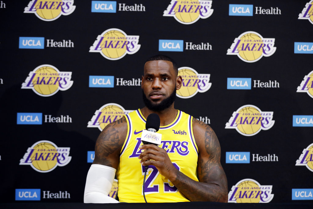 LeBron James con su nuevo jersey de los Lakers (AP)