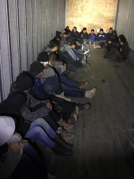 Los migrantes se encontraban ocultos en la caja de un camión.