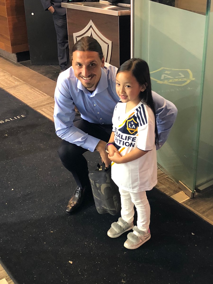 Niña de siete años sorprende a Ibrahimovic con el himno de EU (Twitter @LAGalaxy)