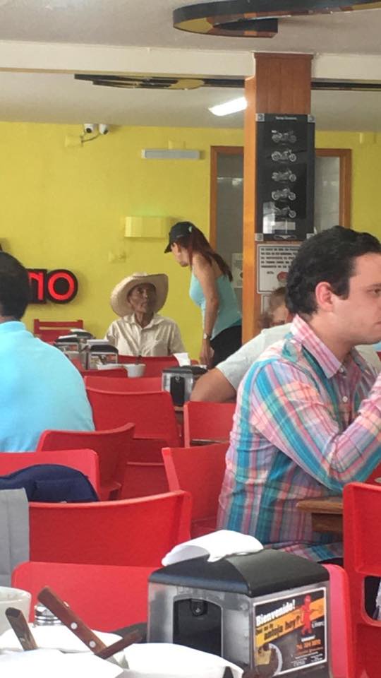 Personal de la taquería se acercó al hombre para sacarlo del lugar.