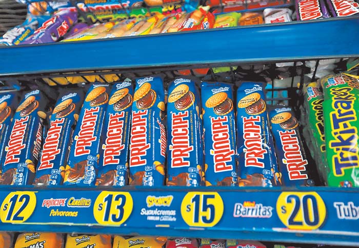 Hay un anexo en el acuerdo que prohibe desarrollar etiquetados en alimentos y bebidas chatarra.