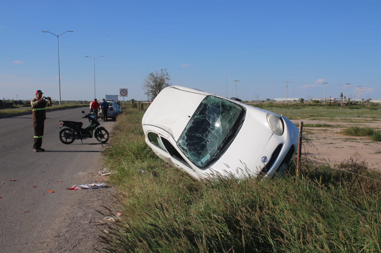 Tras el choque el carro terminó casi volcado a un costado de la carretera. (Notivox Digital)