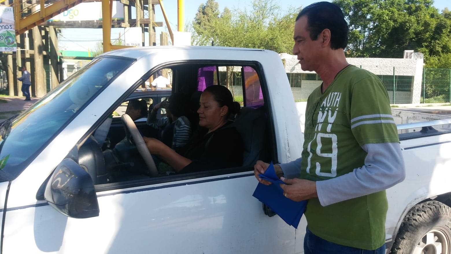 Se entregaron aproximadamente mil bolsas de tela para depositar la basura a los automovilistas. (Isis Rábago)