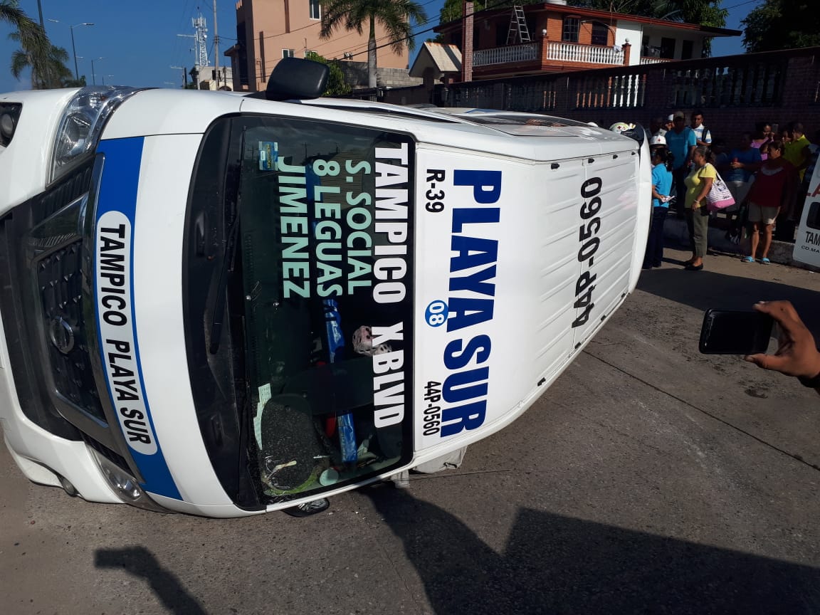La combi quedo volcada tras el impacto.