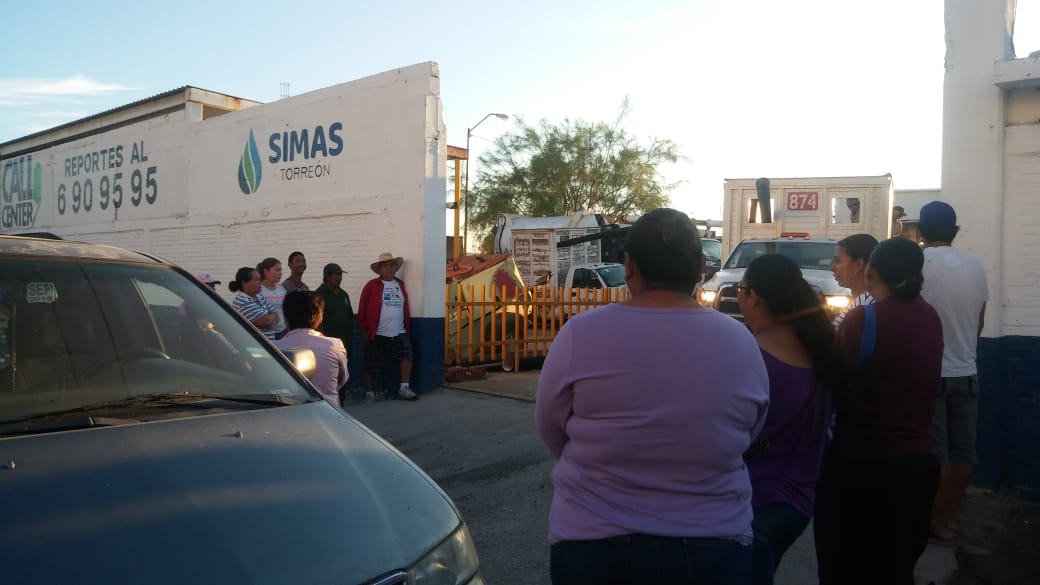 Los manifestantes pusieron una camioneta para impedir el paso de los trabajadores. (Perla Alva)