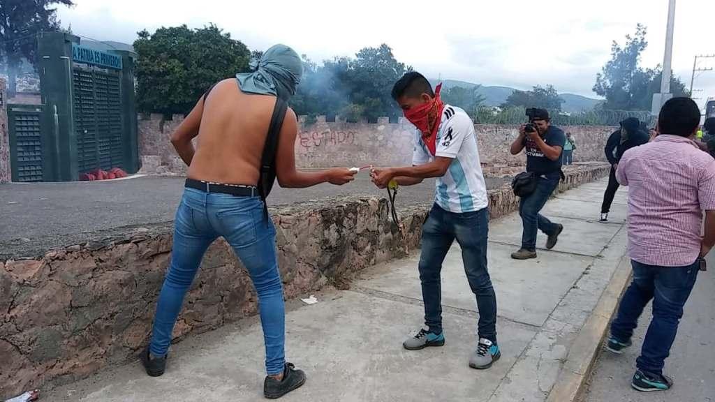 Los normalistas lanzaron bombas al acceso principal del cuartel. (Rogelio Agustín)
