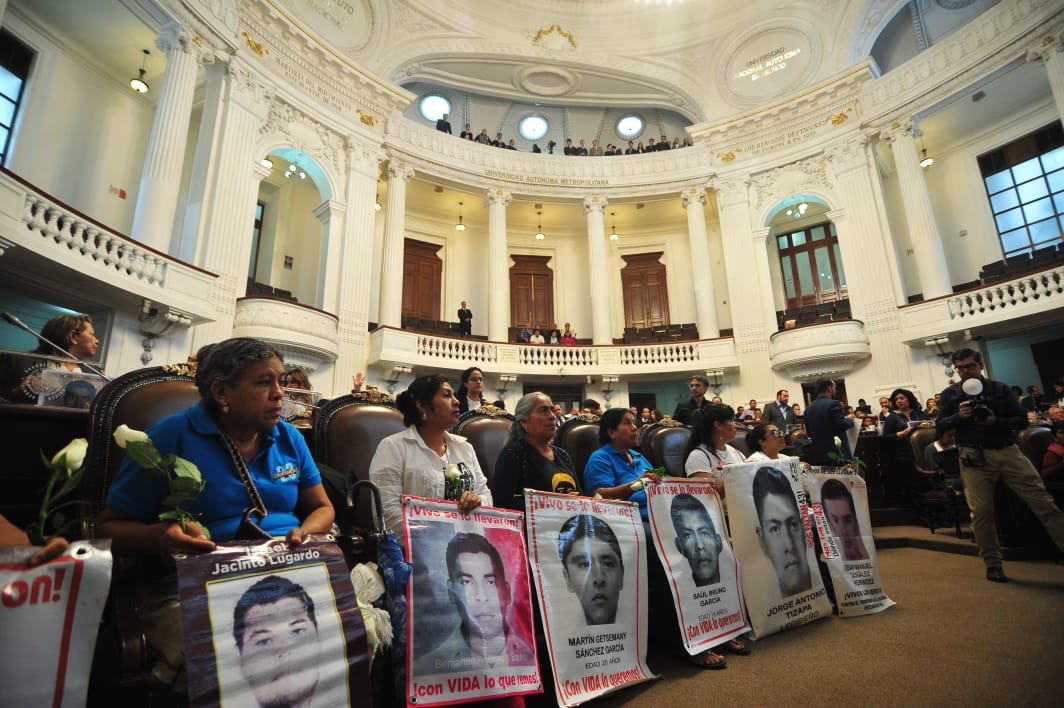 Padres de los normalistas. (@Congreso_CdMex)