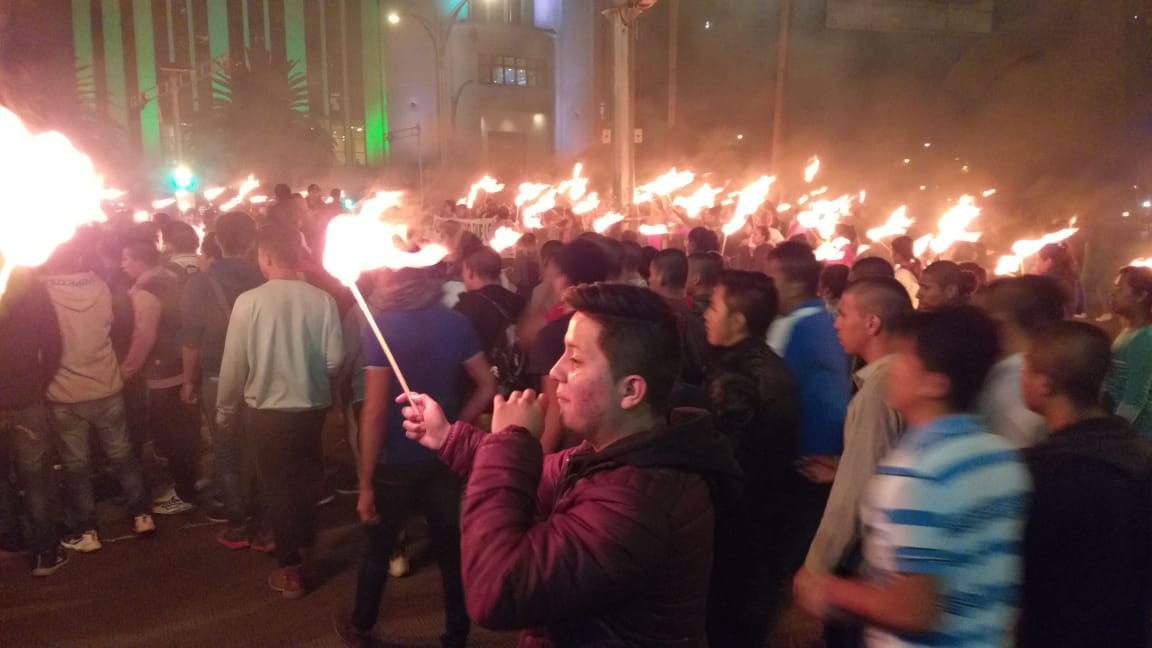 Los padres de los normalistas encendieron antorchas en el Antimonumento. (Jorge Becerril)