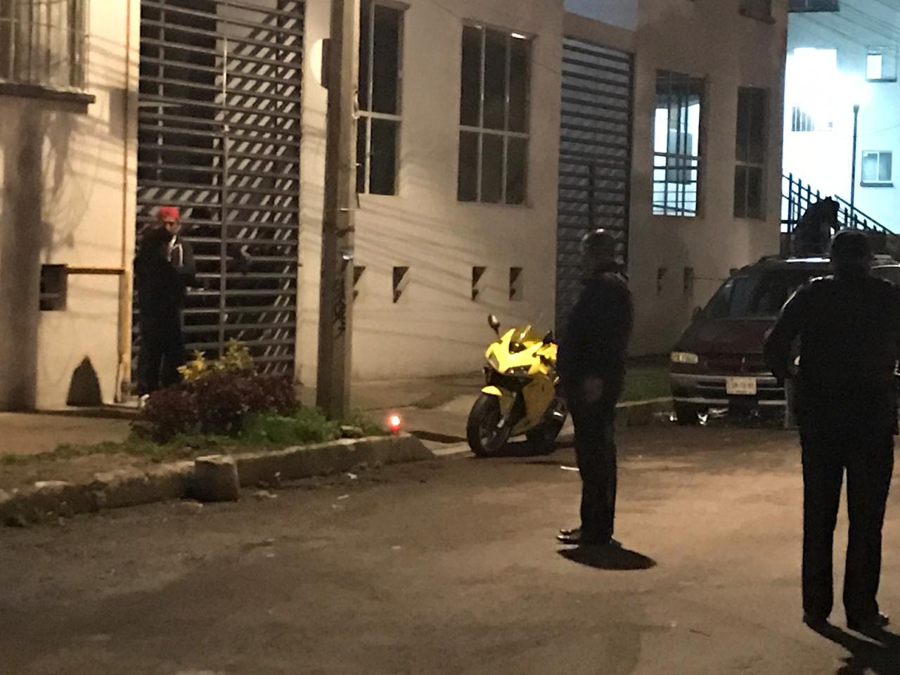 Una persona avisó sobre el cuerpo de un motociclista que murió de un balazo en la cabeza (Jorge Becerril)