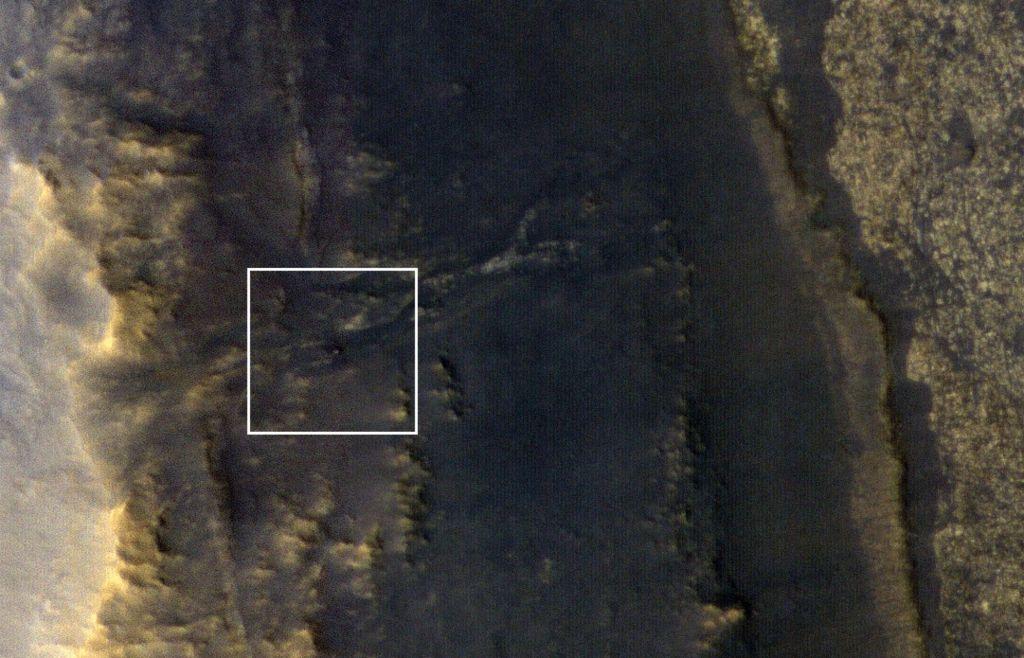 La superficie es claramente visible en la toma hecha por el satélite, y se distingue el relieve del valle donde se halla Opportunity. AFP