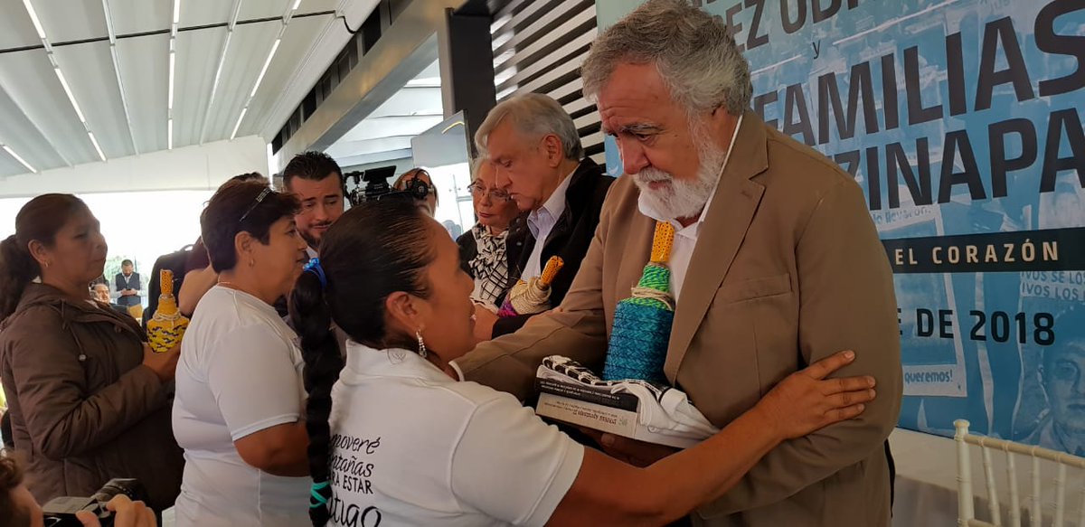 Alejandro Encinas durante una reunión con familiares de los normalistas desaparecidos. (Twitter)