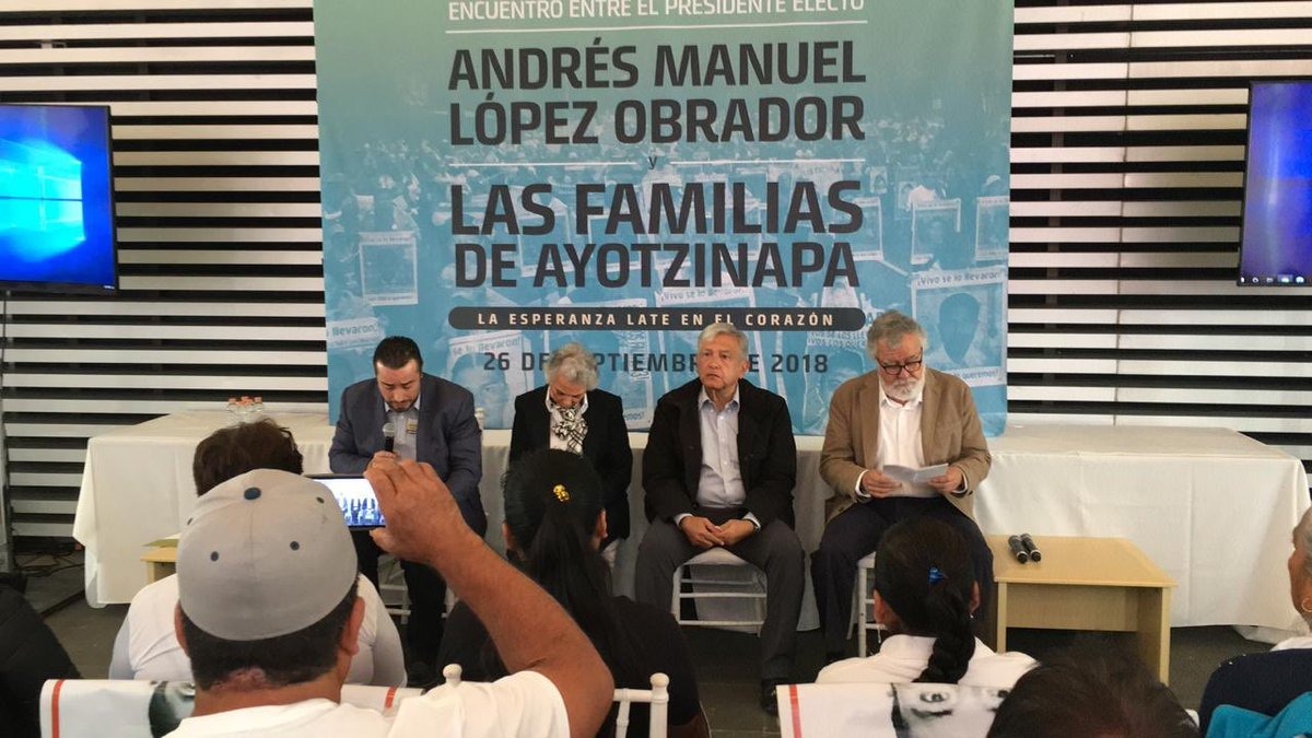 Andrés Manuel López Obrador encabeza un encuentro con los padres de los 43 normalistas. (César Velázquez)