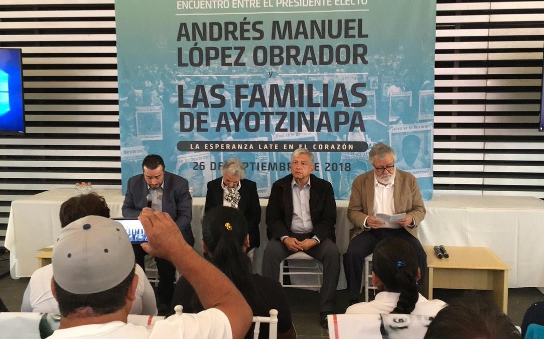 AMLO se reúne con padres de los 43 normalistas- Grupo Milenio