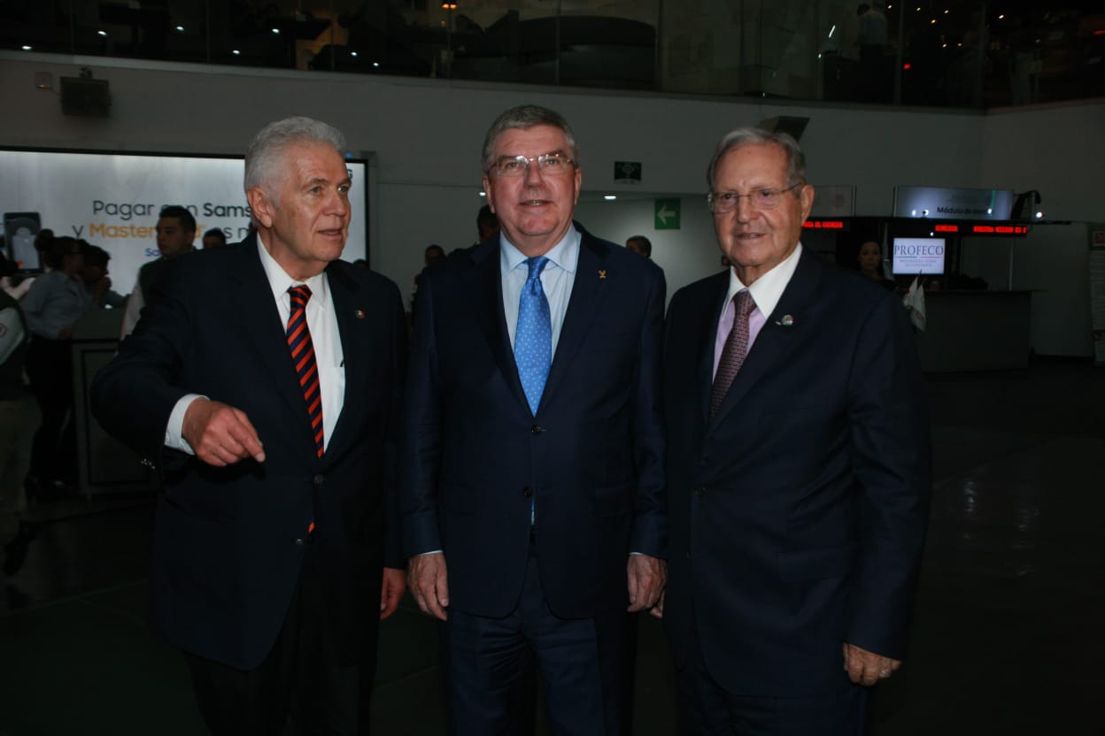 Al centro, Thomas Bach, presidente del Comité Olímpico Internacional (Cortesía)