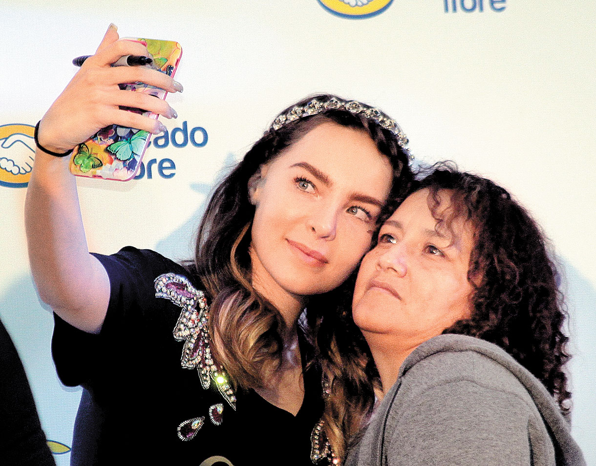Complació a sus seguidores con "selfies". (Alfonso Manzano)
