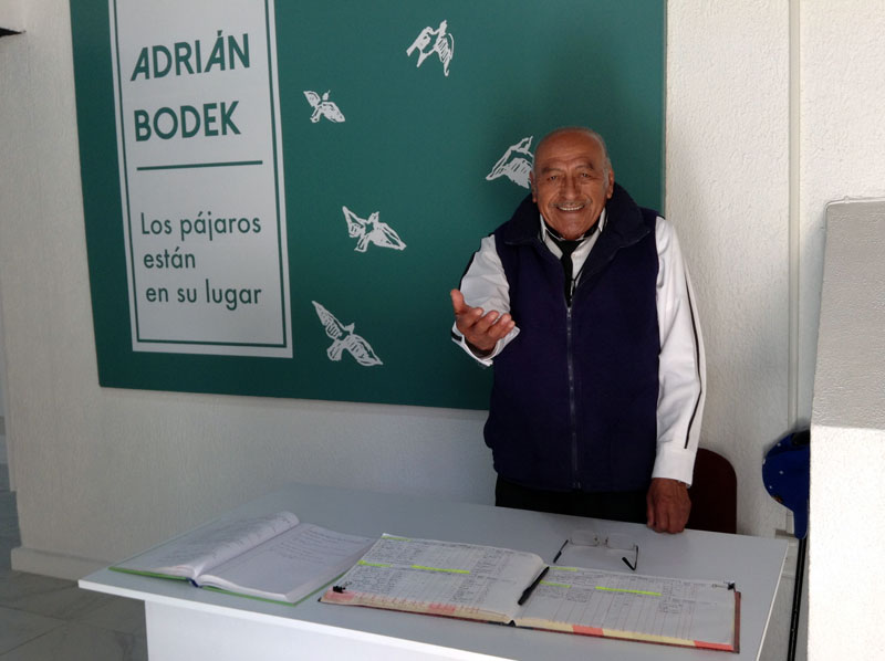 El guardia de la Fototeca Nacional. (Elizabeth Hernández)