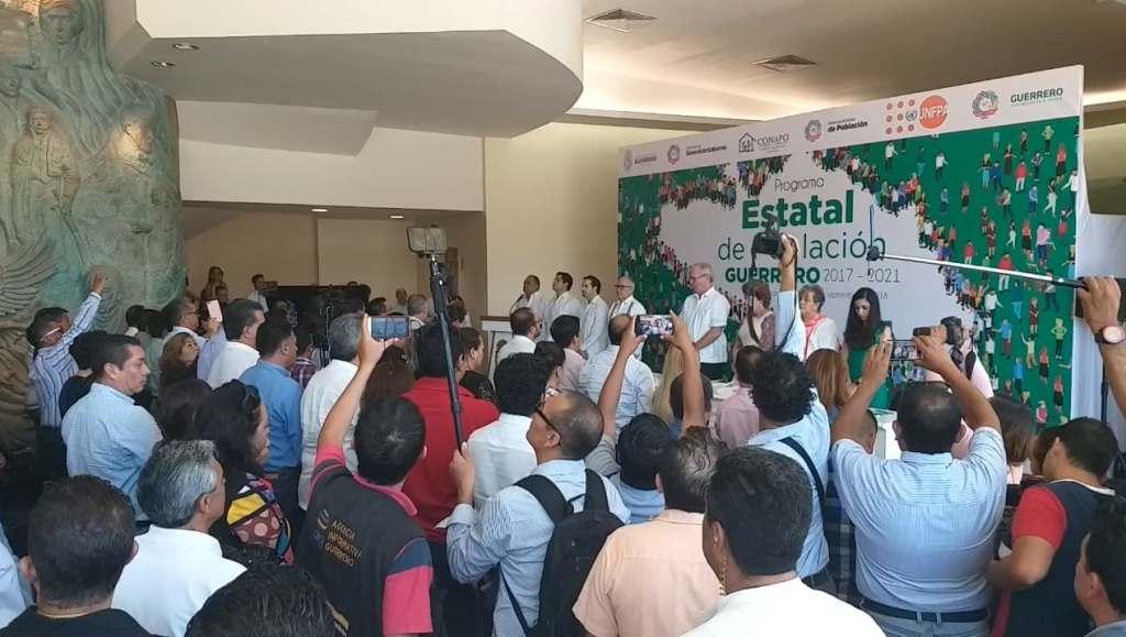 El gobernador pidió guardar un minuto de silencio en honor a los normalistas de Ayotzinapa. (Rogelio Agustín)