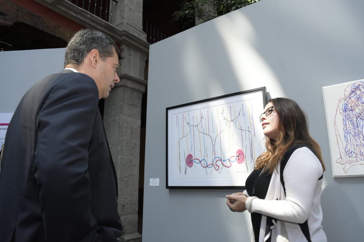 El jefe de Gobierno durante la inauguración de la muestra de arte sobre la donación de órganos. (Twitter: @amievajoserra)