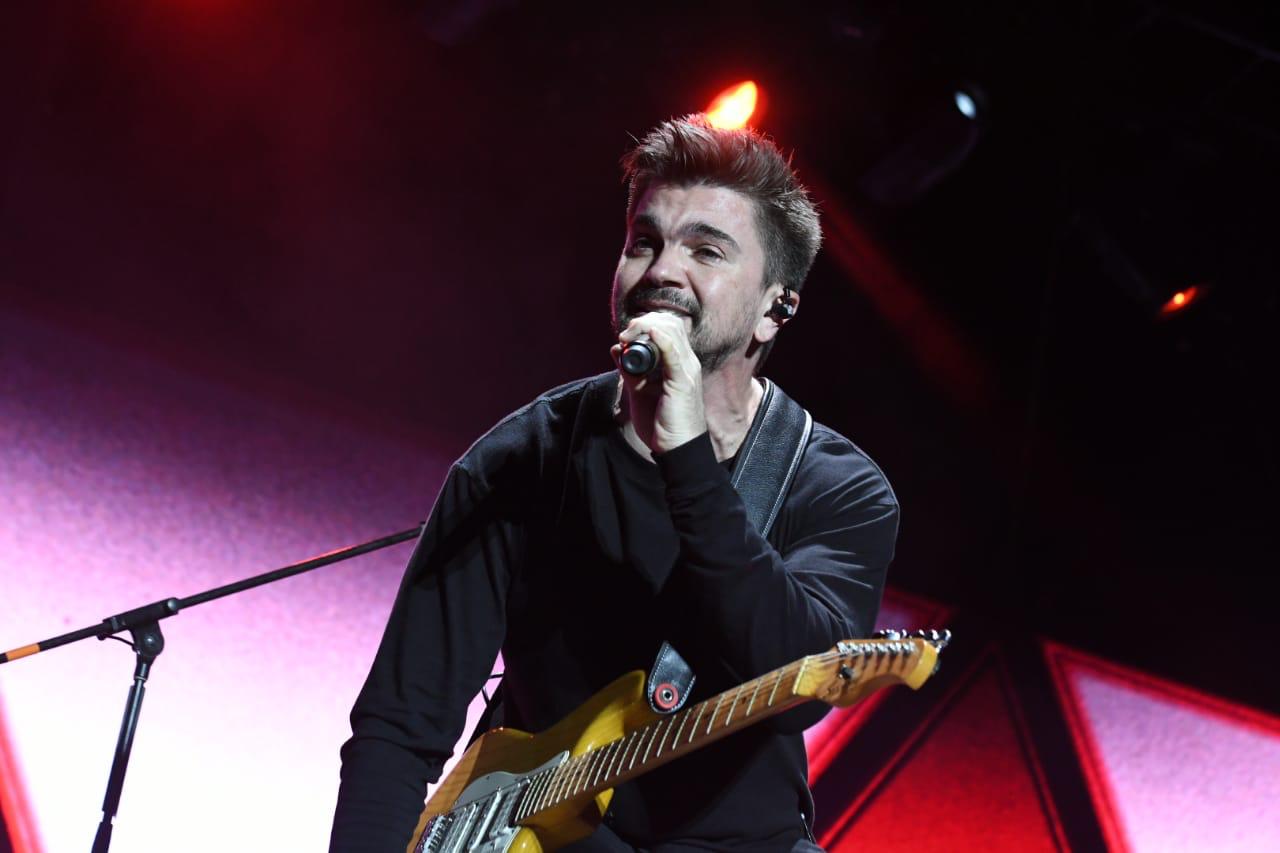 Juanes tomó el escenario con su primer éxito de su carrera, “A Dios le pido”. (Foto: Jorge López)