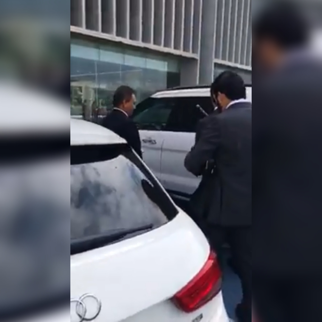 El juez Edgar Tello Arcos es acusado de mandar a quitar a martillazos a una persona de su lugar de estacionamiento.