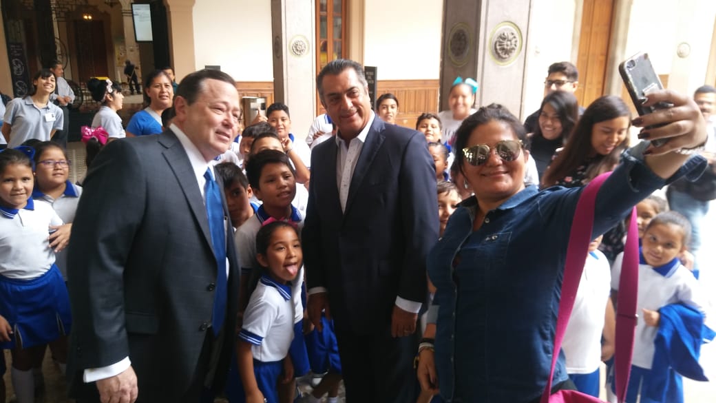 Platicaron con algunos estudiantes de primaria que realizaban una visita al edificio. (Foto: Eduardo Mendieta)