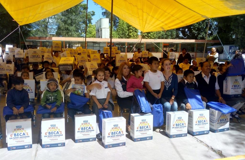 El Programa Beca a un niño indígena entregó útiles escolares en Tehuacán (Apolonia Amayo)