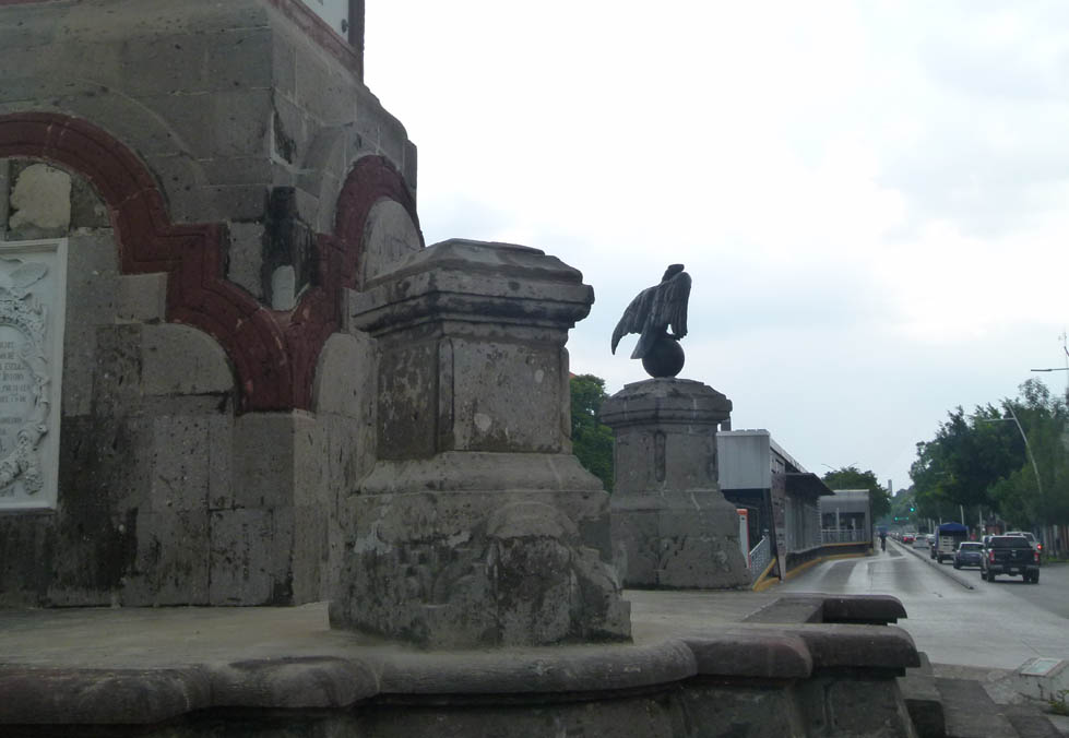 La recolocación del águila del monumento a Ramón Corona costará cerca de 180 mil pesos (Enrique Vázquez)