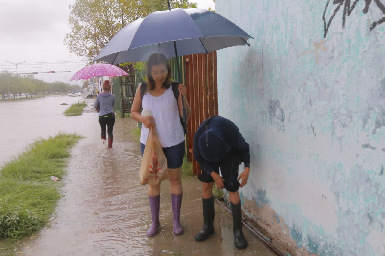 Ahora ya es común tener botas contra la lluvia. (Manuel Guadarrama)