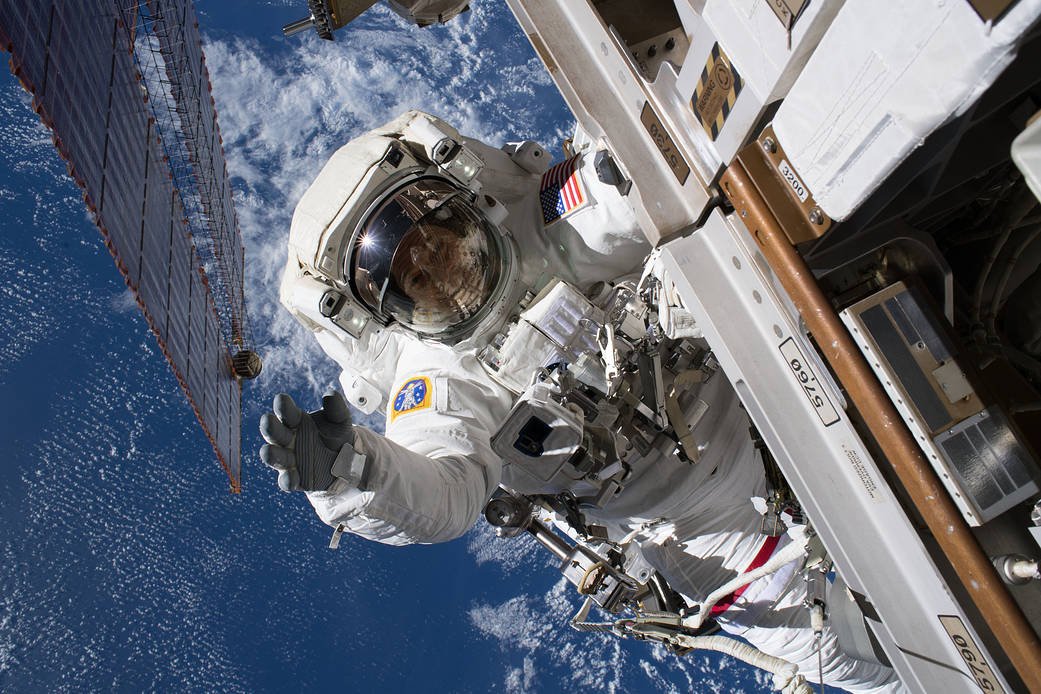 El astronauta Ricky Arnold instala cámaras en la Estación Espacial Internacional. (@astro_ricky)