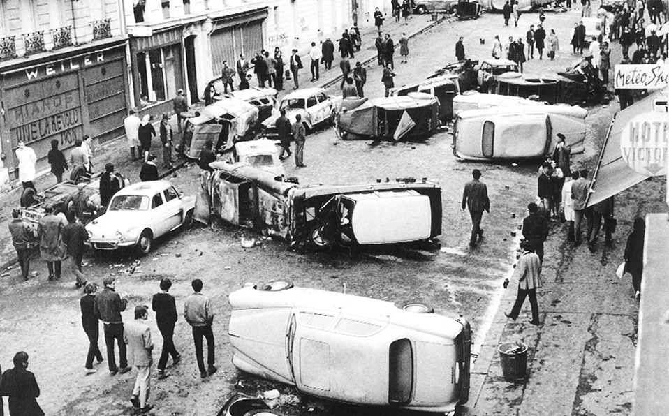 Una calle de París en Mayo de la revuelta. Foto Bettmann. Del libro 1968. Un año revolucionario en imágenes