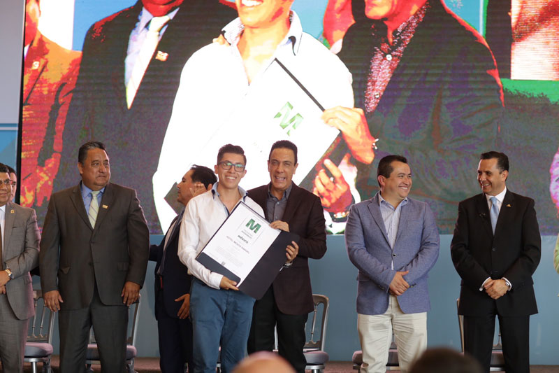 El gobernador entregó distintivos “H”, “Moderniza”. (Cortesía)