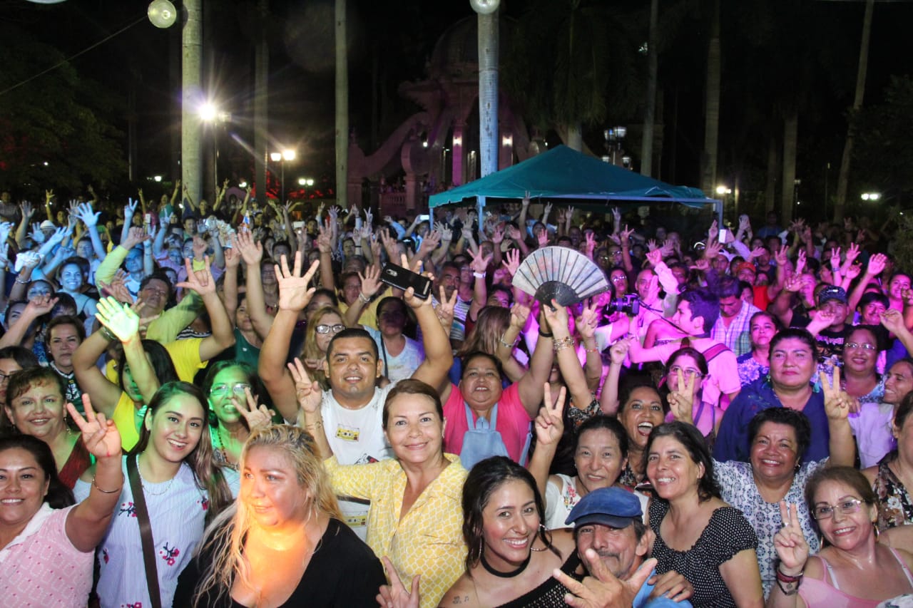 Familias disfrutaron de una noche retro en Tampico.