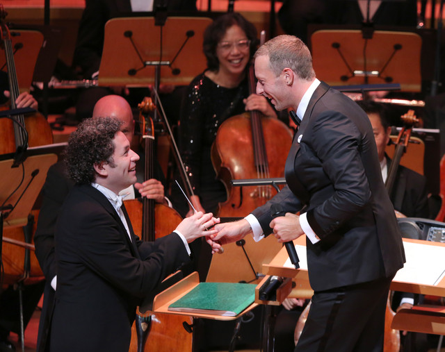 Gustavo Dudamel cede la batuta a Chris Martin. (Cortesía: LA Phil)