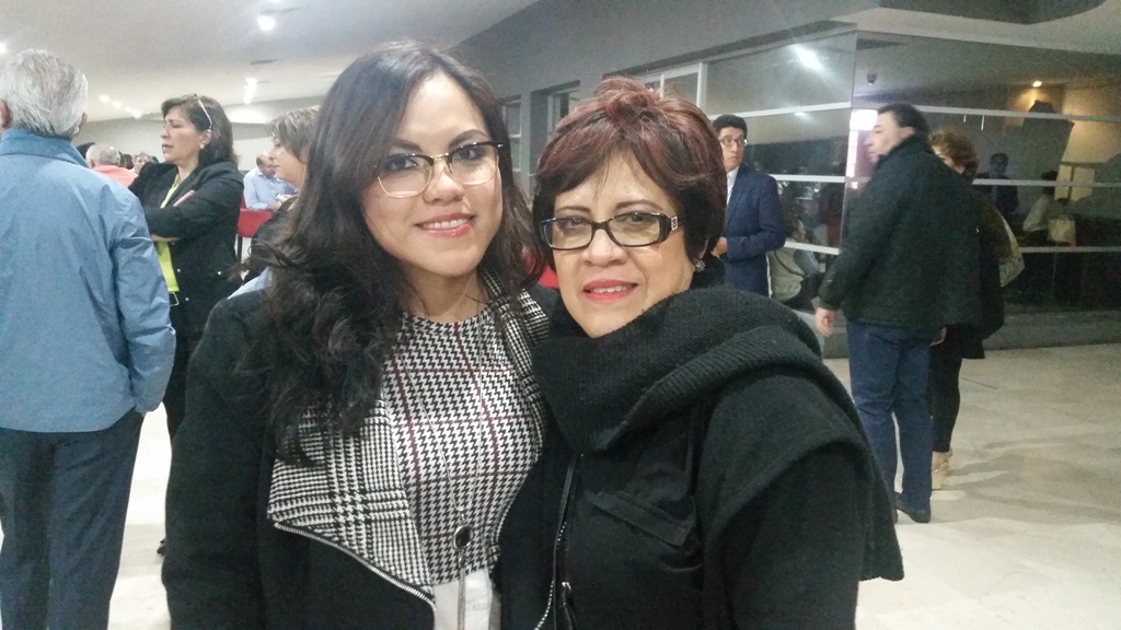 Lupita Torres y Jessica Solís esperan a Nicky Siano (Foto: Eduardo Gutiérrez)