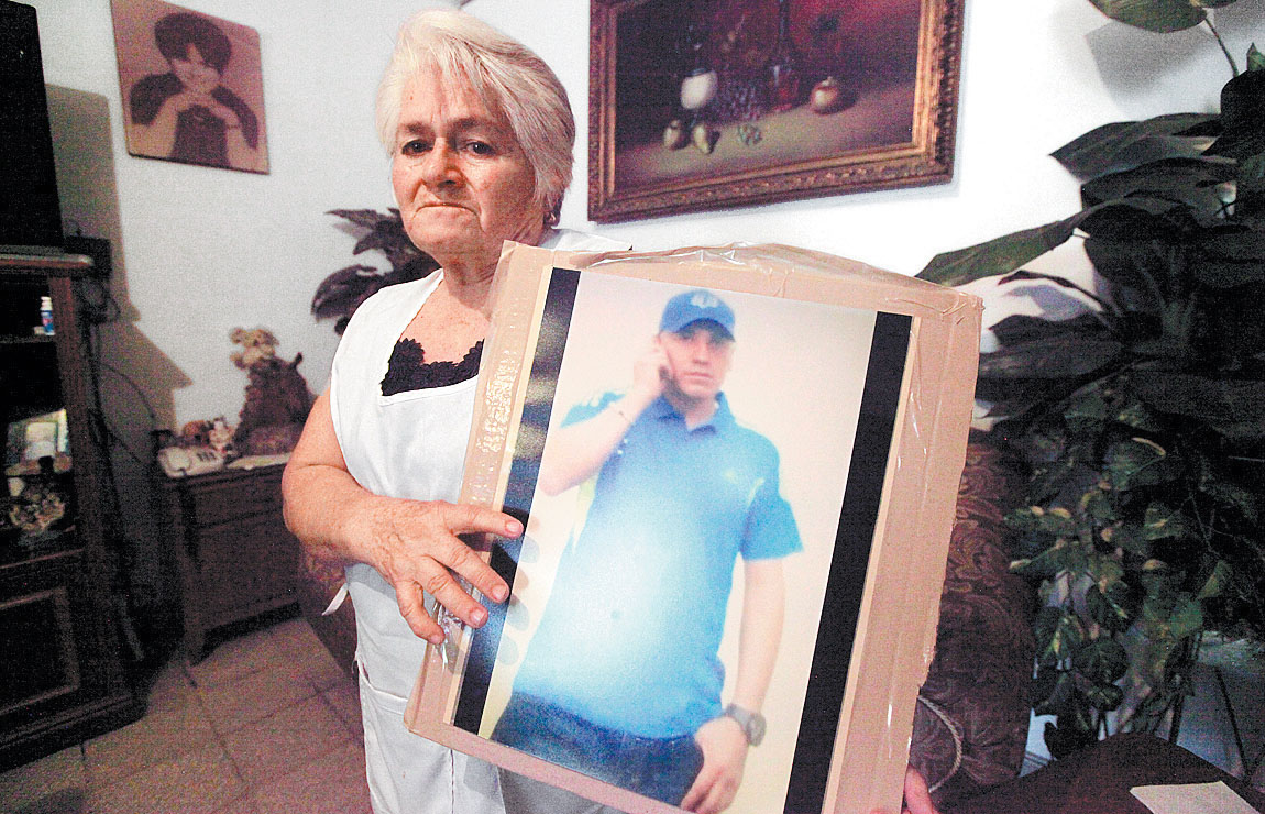 María del Tránsito Zamora muestra una imagen de su hijo, a quien sepultó en el panteón de Guadalajara. (Jorge Martínez)