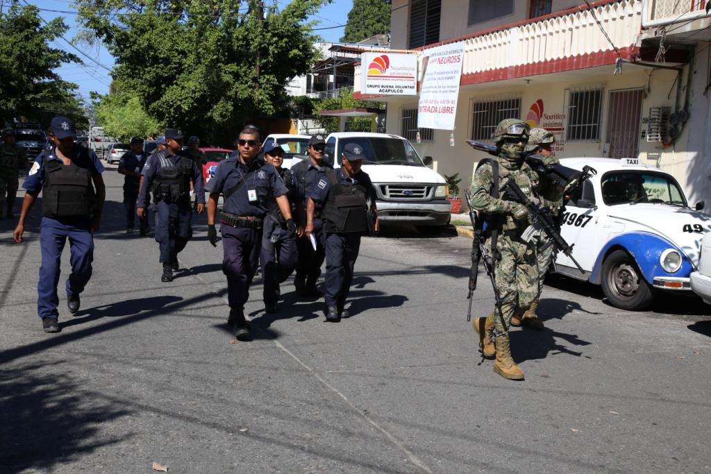 Los oficiales municipales fueron desarmados por autoridades estatales y federales (Cuartoscuro)