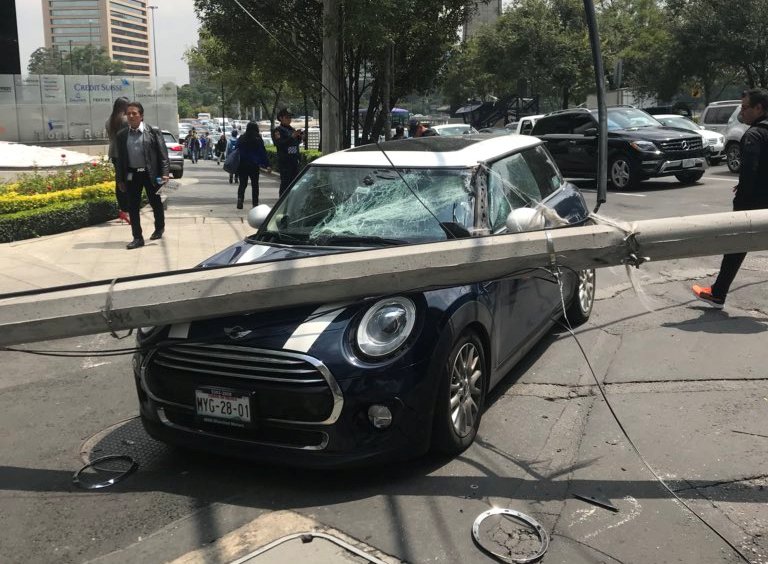 El poste cayó sobre el auto en el cruce de Ferrocarril de Cuernavaca y Reforma. (Twitter @raulalba007)