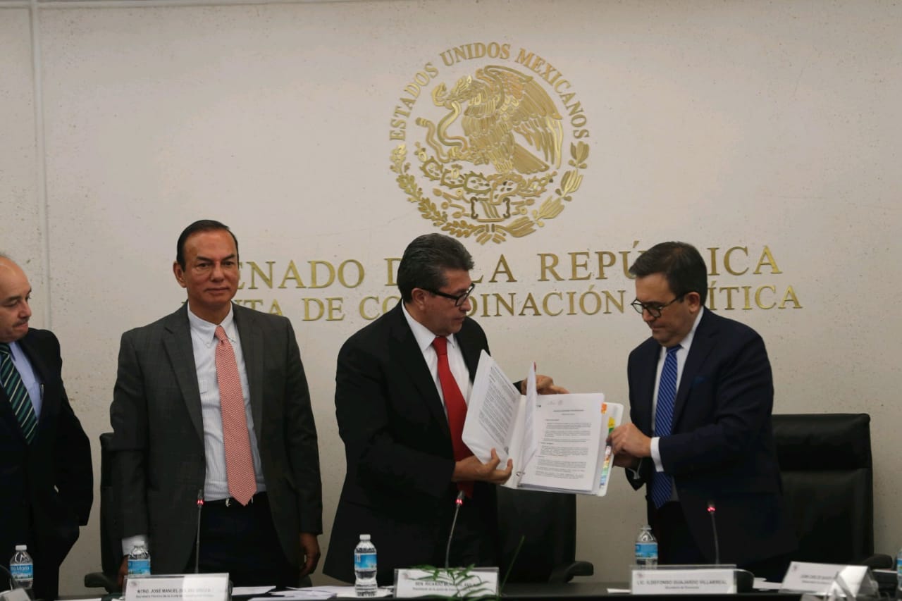 El secretario de Economía, Ildefonso Guajardo, entregó el resumen de los textos del acuerdo comercial entre México y EU. (Foto: Javier Ríos)