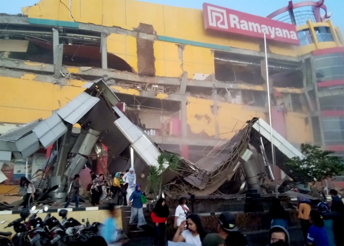 El sismo y tsunami provocaron cortes de electricidad que interrumpieron las comunicaciones en Palu. (Reuters)